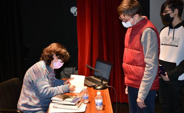 La escritora Pilar Galán participa en un encuentro literario con alumnos del IES de Llerena
