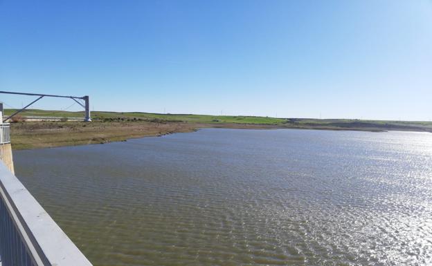 Aqualia cambia al embalse de Arroyo Conejos la toma de captación de agua de la Mancomunidad de Llerena
