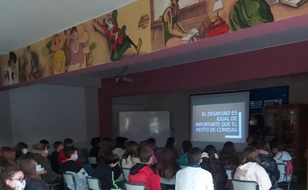 El IES de Llerena acoge una charla sobre consumo saludable