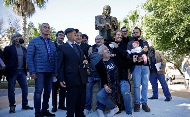 El llerenense Ramón Chaparro, autor de una escultura en homenaje a Chiquito de la Calzada en Málaga