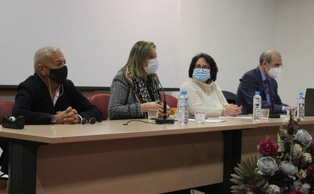 La delegada del Gobierno reitera en Llerena que el corredor entre Badajoz y Espiel será autovía