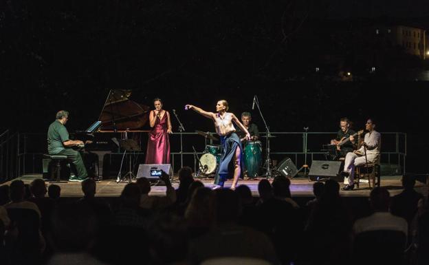 May López presenta la versión online de 'Engalanados'