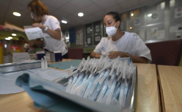 El Centro de Salud de Llerena administra la tercera dosis a las personas de entre 35 y 40 años