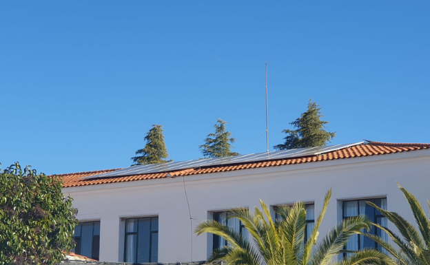 Instaladas placas fotovoltaicas en el CEIP Suárez Somonte
