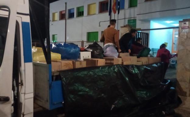 El material recogido por asociaciones y centros educativos inicia su camino a la frontera con Ucrania