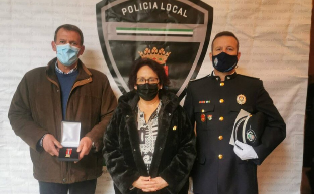 El policía local Francisco José Chacón recibe la Medalla de Oro a la permanencia en el servicio