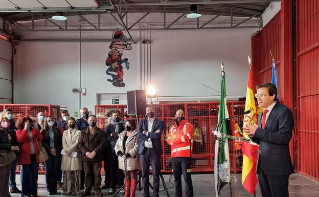 El presidente de la Diputación visita el remodelado parque de bomberos de Llerena