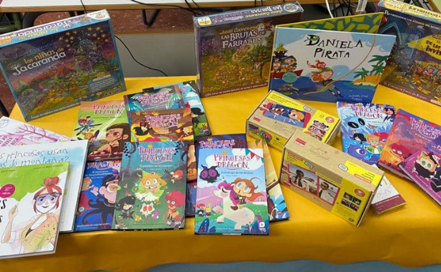 El Ayuntamiento de Llerena entrega libros y juegos coeducativos a los centros locales