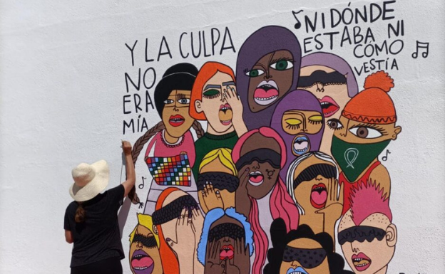 La artista Inma Pnitas realiza un mural colaborativo en Llerena