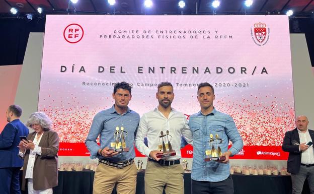 Carlos Martínez recibe un reconocimiento por su temporada 2020-2021