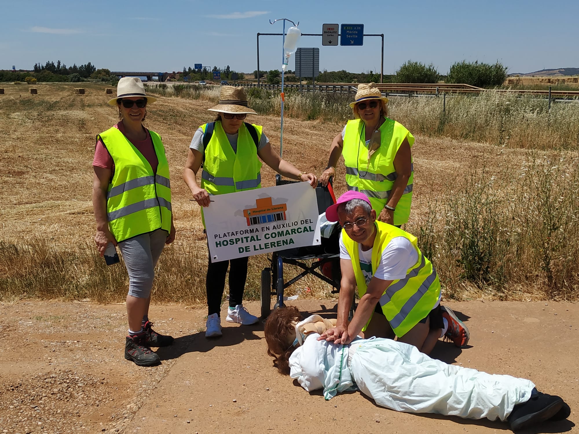 El «enfermo simulado» de la protesta por el hospital «fallece» antes de llegar a Zafra