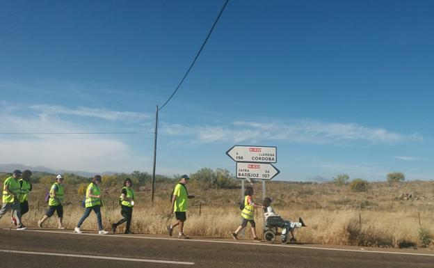 Manifestantes simulan el recorrido de un enfermo desde Llerena hasta Zafra