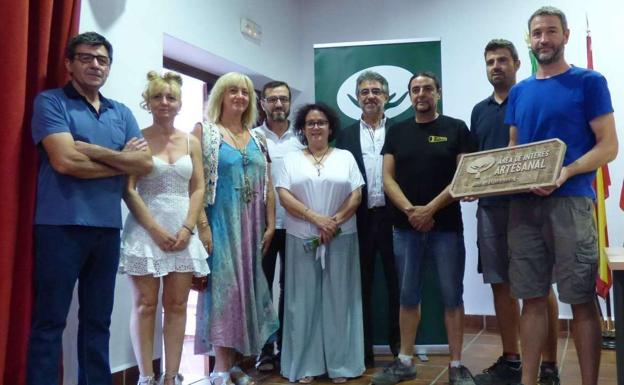 La Junta inaugura el monolito de Área de Interés Artesanal y entrega placas identificativas a artesanos de Llerena