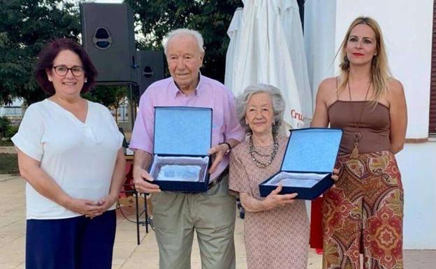 Ángela Cortés y Gaspar Morales abuelos del año en Llerena