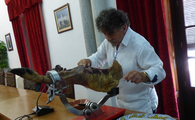 Llerena recibe al embajador mundial del jamón