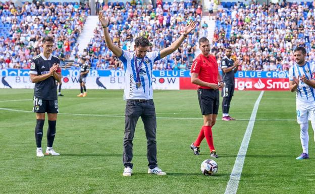 Álvaro Martín hace el saque de honor en el Leganés-Burgos