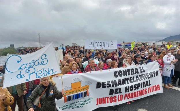 Más de 1.000 personas cortan la N-432 por el Hospital de Llerena