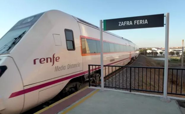 La línea Zafra-Llerena queda interrumpida tras arrollar un tren a un vehículo sin ocupantes
