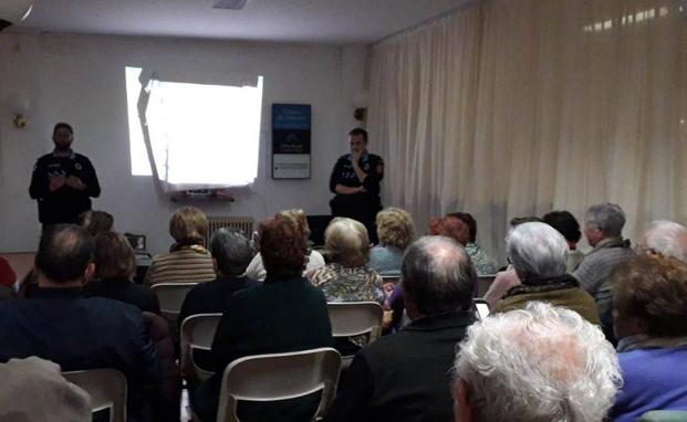La Policía Local previene a los mayores para evitar que sean víctimas de robos y estafas