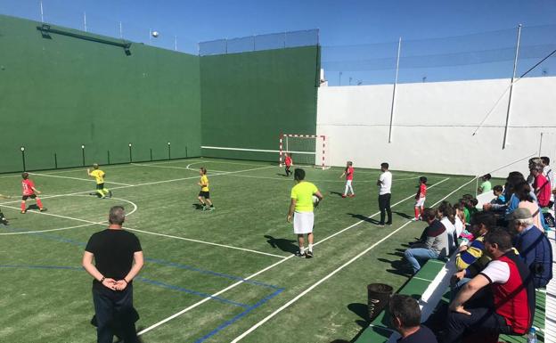 Ya se encuentra operativa la pista del polideportivo, con nueva superficie de césped artificial