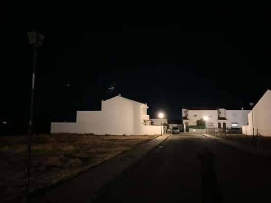 Los vecinos de la calle el Horno ya tienen encendidas las farolas