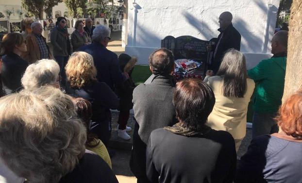 La Agrupación Socialista local continúa conmemorando el 1 de noviembre como homenaje «a los caídos en la Guerra Civil y en la post guerra»