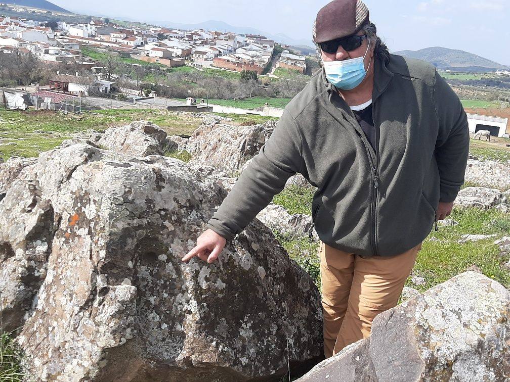 Lorenzo Gallardo descubre en un cerro, cercano a Los Santos, 'cazoletas' que podrían remontarse al Megalítico