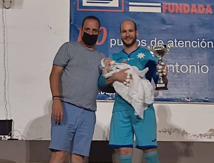 El Torneo 'Villa de Los Santos' de Fútbol se queda en las vitrinas de la Estrella al imponerse al C.D. Zafra