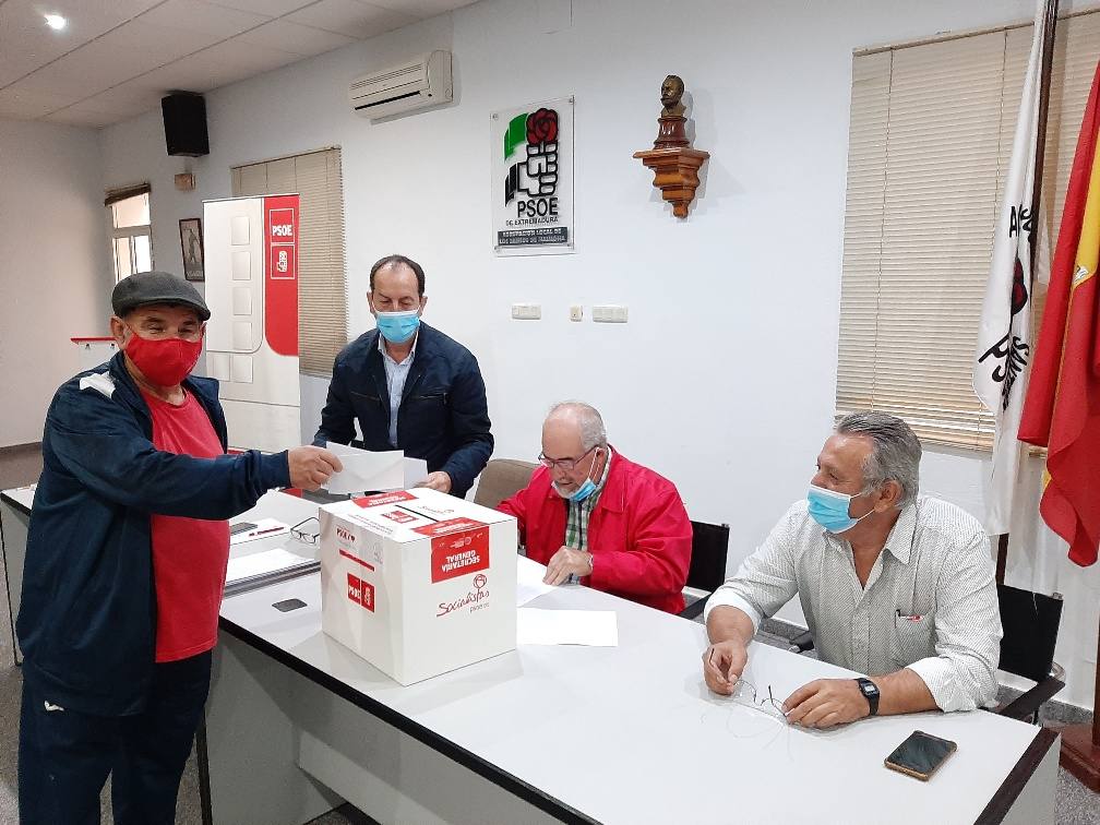 Los socialistas santeños participan en las primarias para elegir al Secretario Provincial en Badajoz