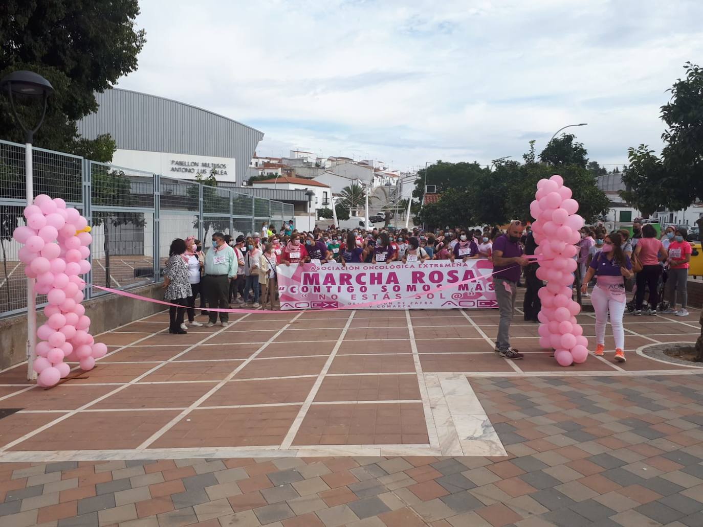 800 personas, según los organización, acudierona la marcha rosa solidaria