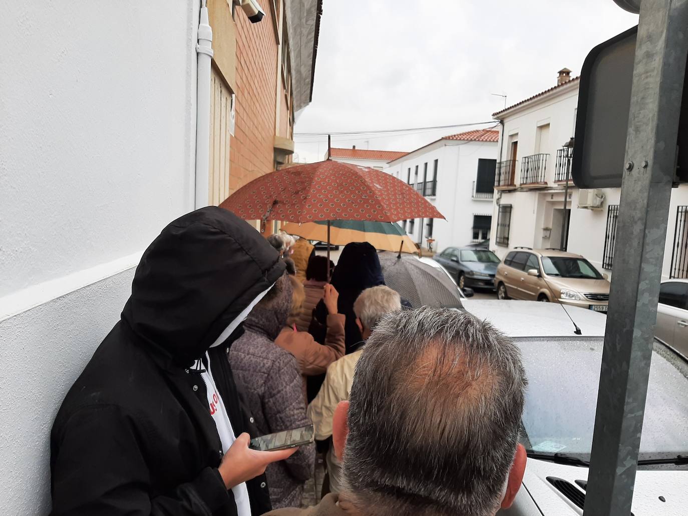 Este pasado martes la espera para ser vacunados con la tercera dosis, pasó bajo la lluvia