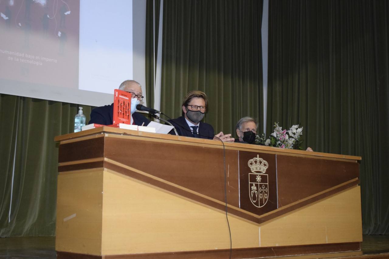 Presentado, con una gran asistencia de público, el libro 'Anestesiados' de Diego Hidalgo Demeusois