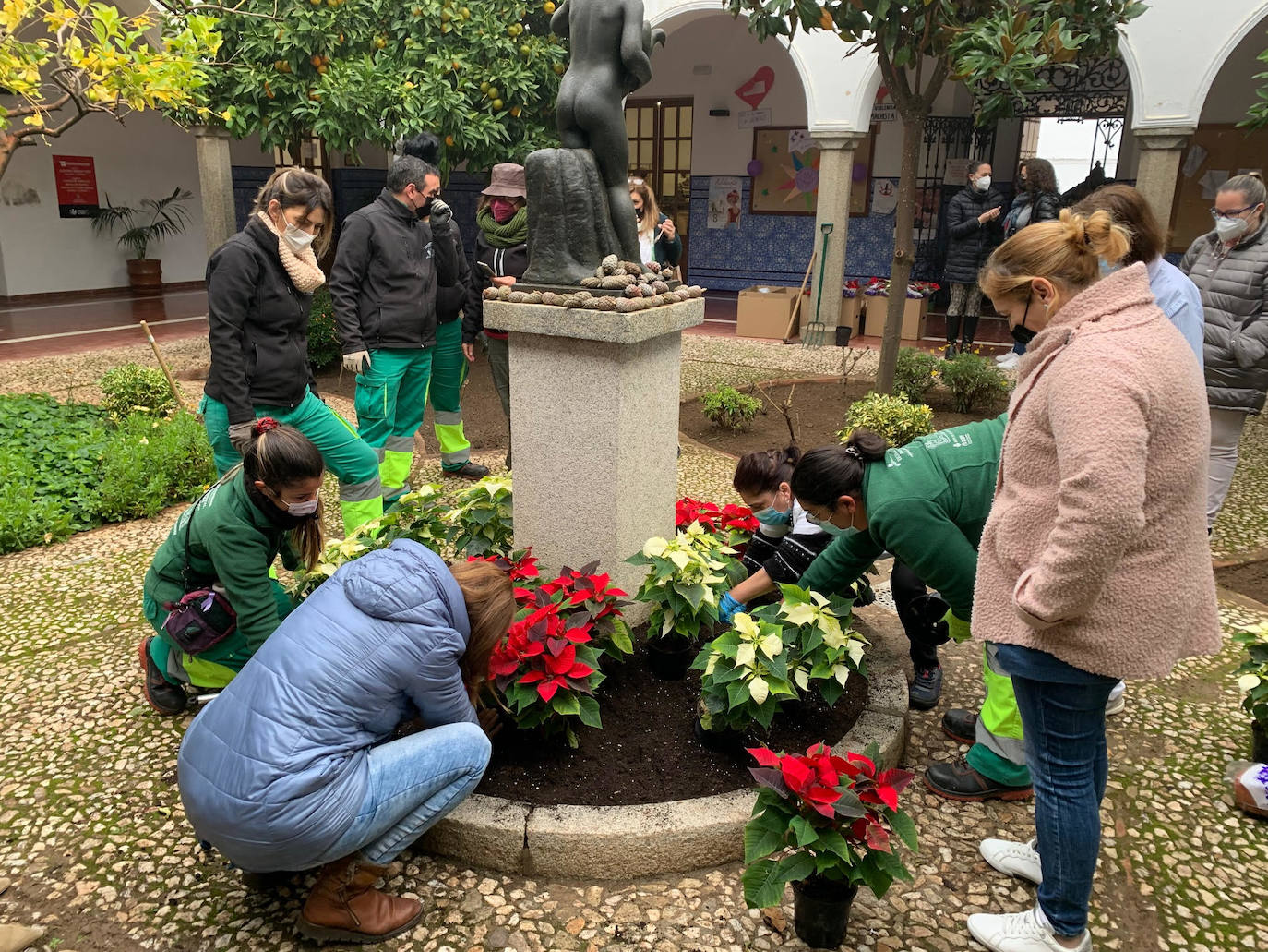 La Escuela Profesional Dual 'El Piropo Blanco' decora el jardín del Ayuntamiento para la Navidad