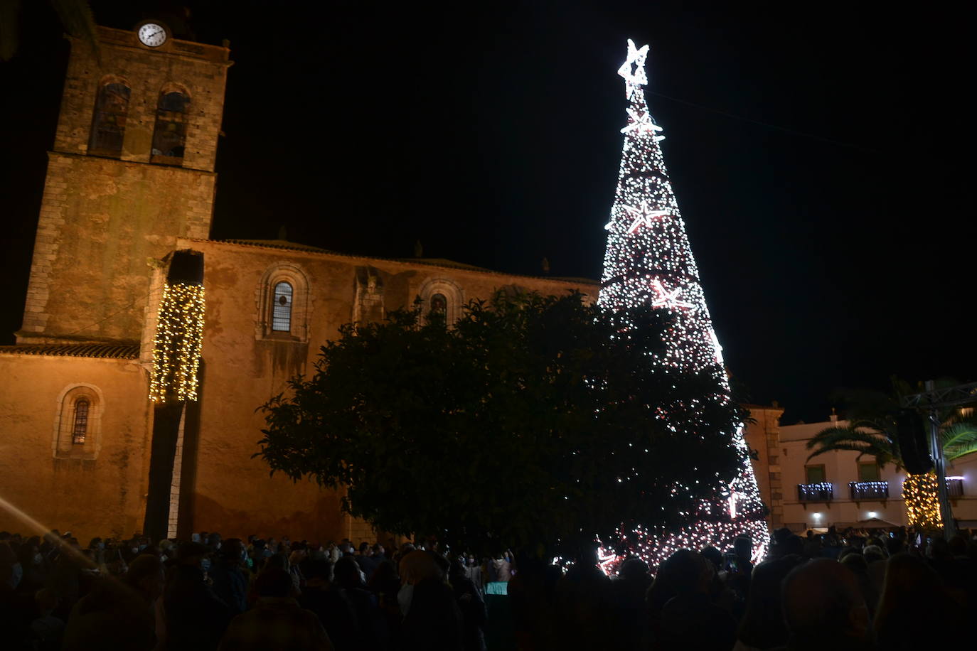 Los santeños llenaron el Paseo de las Barandas para asistir a la fiesta del encendido del árbol de Navidad