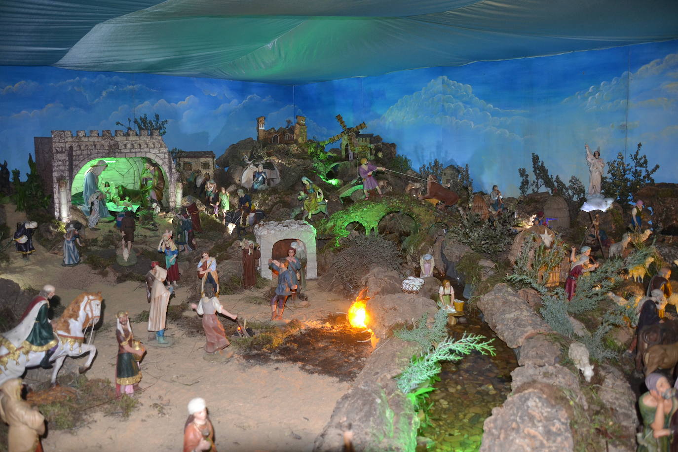 Ya se puede visitar en la Parroquia el monumental Belén del Padre Luis