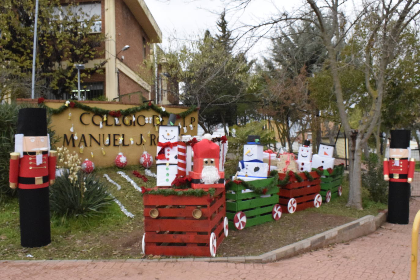 El Romero Muñoz ha creado su decoración de Navidad en colaboración con las familias, reciclando materiales y con creatividad