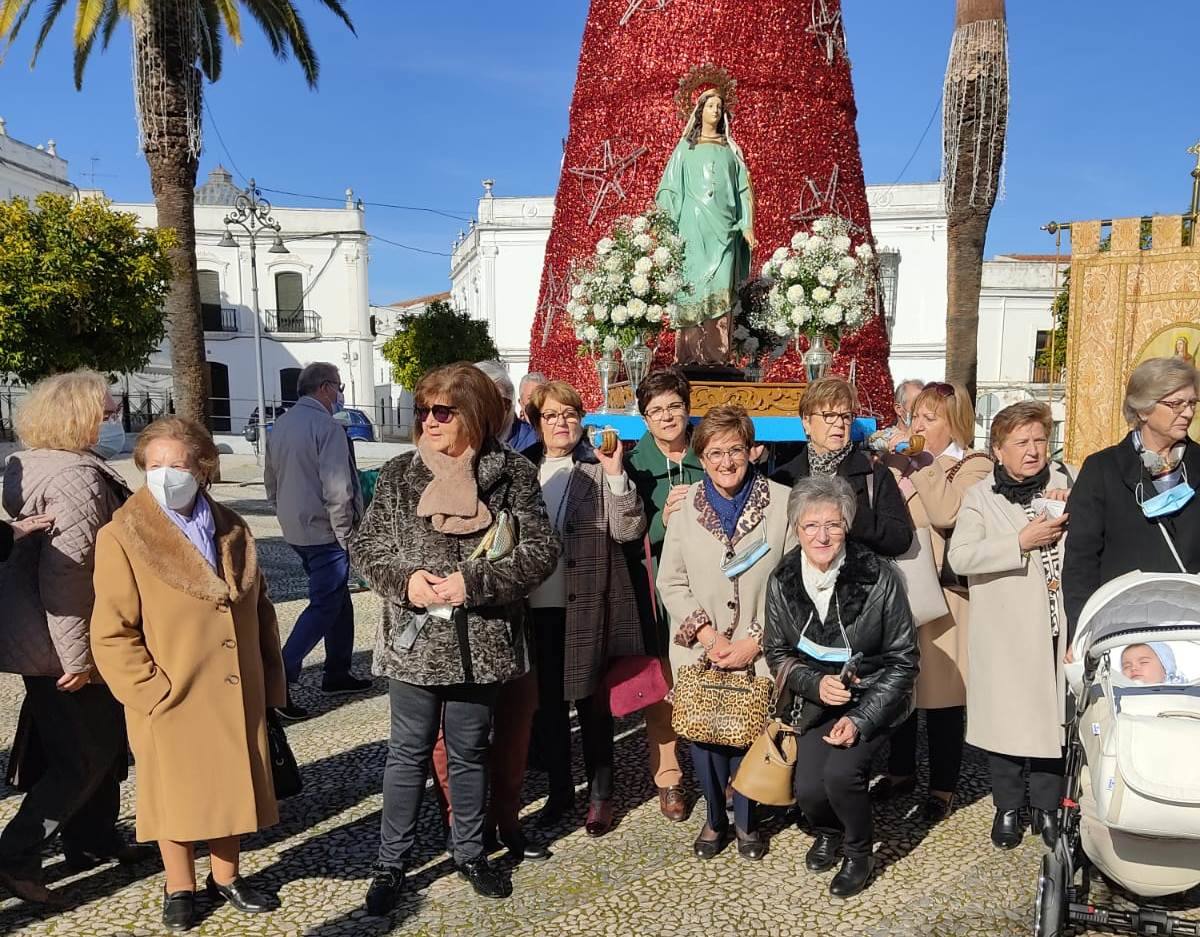 La imagen de Santa Lucia fue sacada en procesión este domingo tras la misa celebrada en su honor en la Parroquia