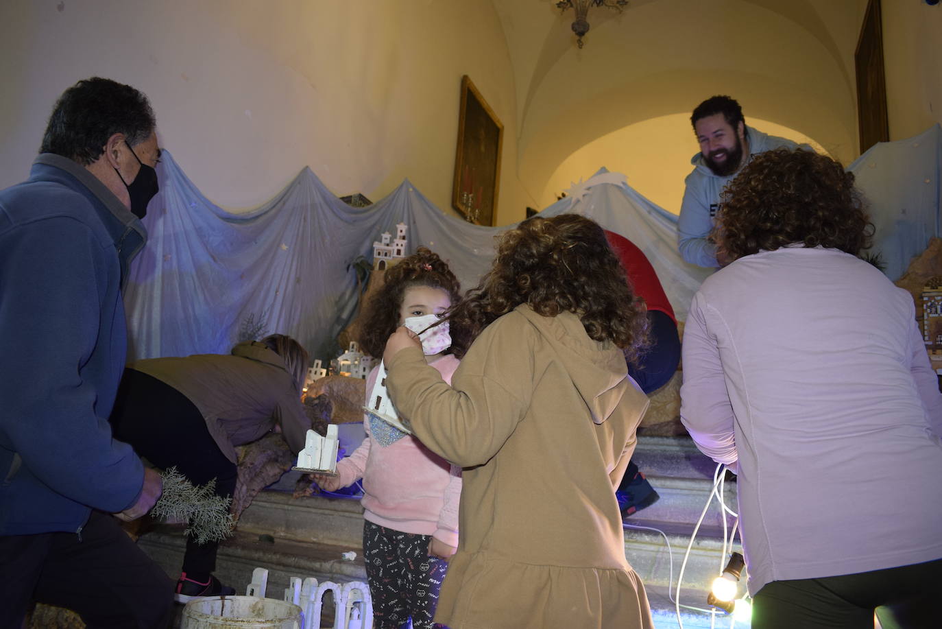 Este fin de semana la hermandad de la Virgen de la Estrella ha estado trabajando en su belén