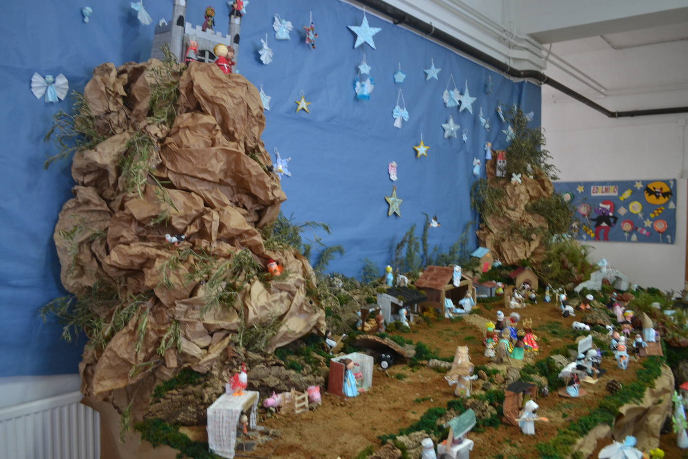 El Colegio Alcalde Juan Blanco monta un belén hecho a base de mascarillas, en un claro homenaje a los sanitarios