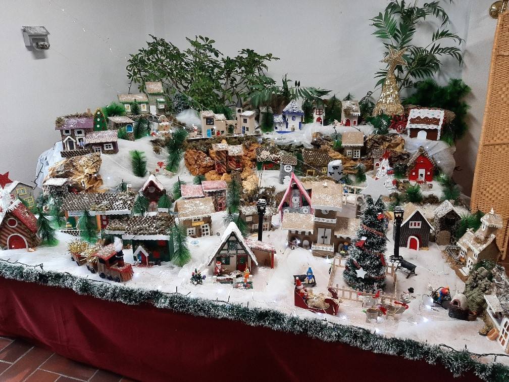 El Hogar de Mayores presenta en Navidad un pueblo nórdico con Papá Noel como centro de atención