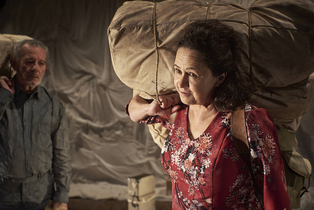 Teatro Guirigai rescata en 'Amalia y el río' la vida de una contrabandista en la frontera entre Extremadura y Portugal