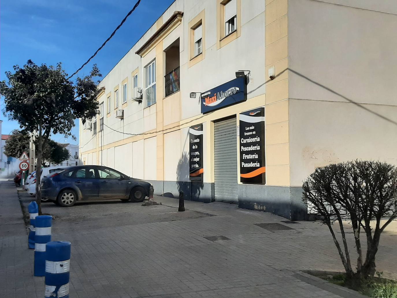 Un vecino denuncia los ruidos que se producen,de madrugada, en la descarga de mercancias en un supermercado