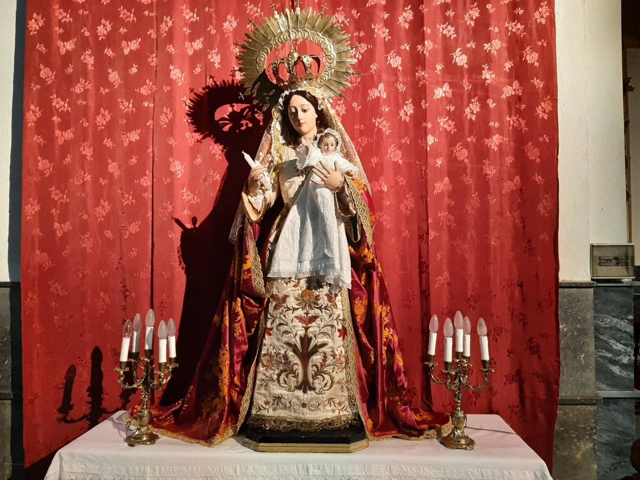 La Virgen de la Candelaria estrena una saya antigua cuya procedencia se desconoce por el momento