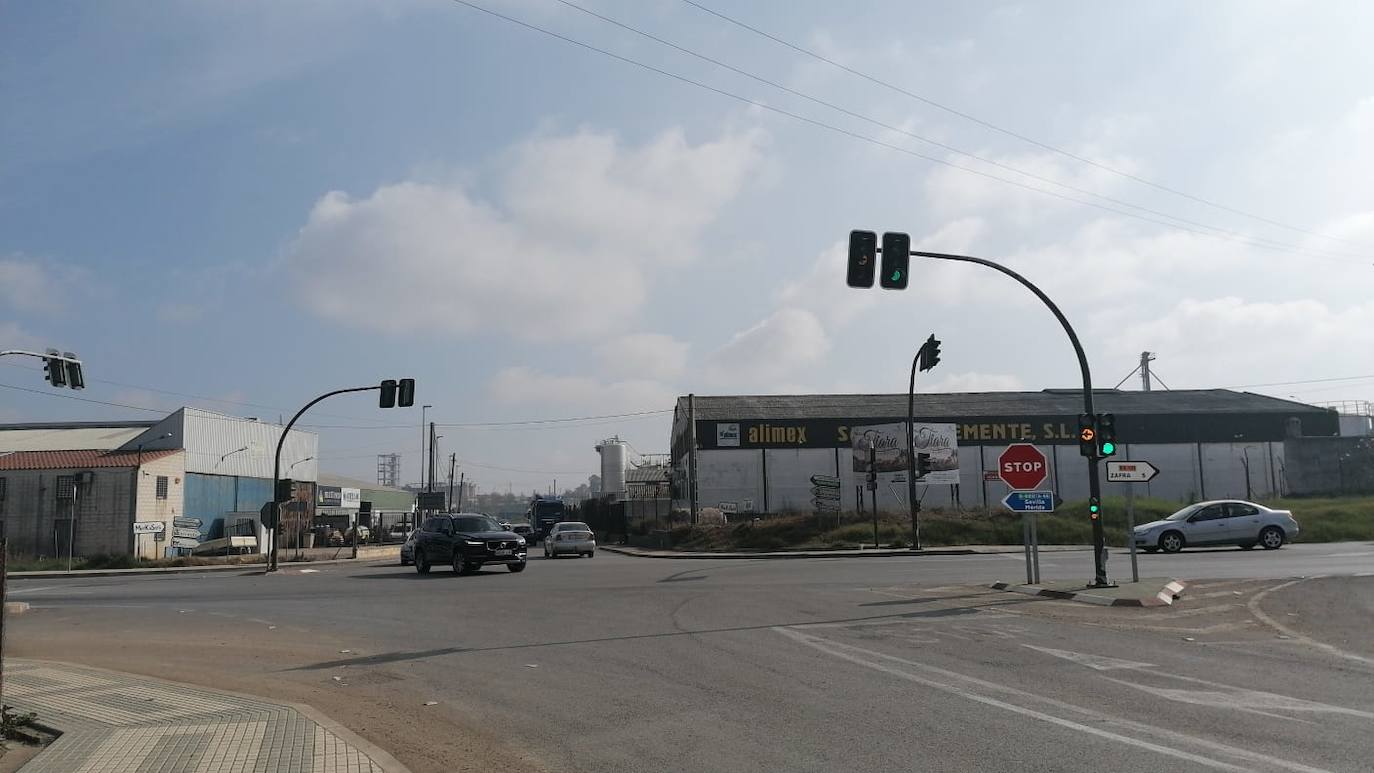 Los vecinos demandan pasos de peatones en los semáforos de la Glorieta y la Nava -carretera EX-101