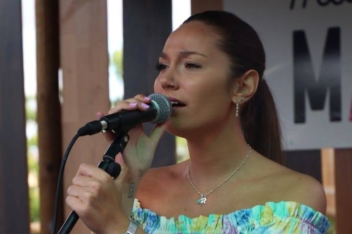 Rocío Roldán: «me emociona mucho ver a la gente feliz con mi voz«