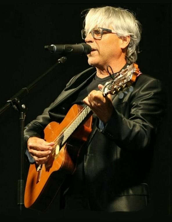 El cantautor extremeño Nando juglar trae a Los Santos de Maimona sus canciones con sones de la habana