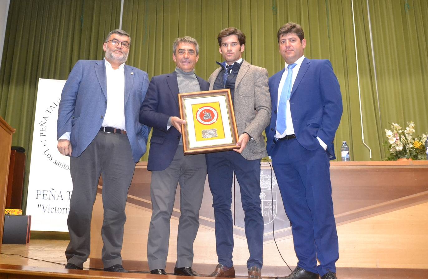 La Peña Victorino Martín entregó a José Garrido el premio a la mejor faena 2020 a un toro de la ganadería