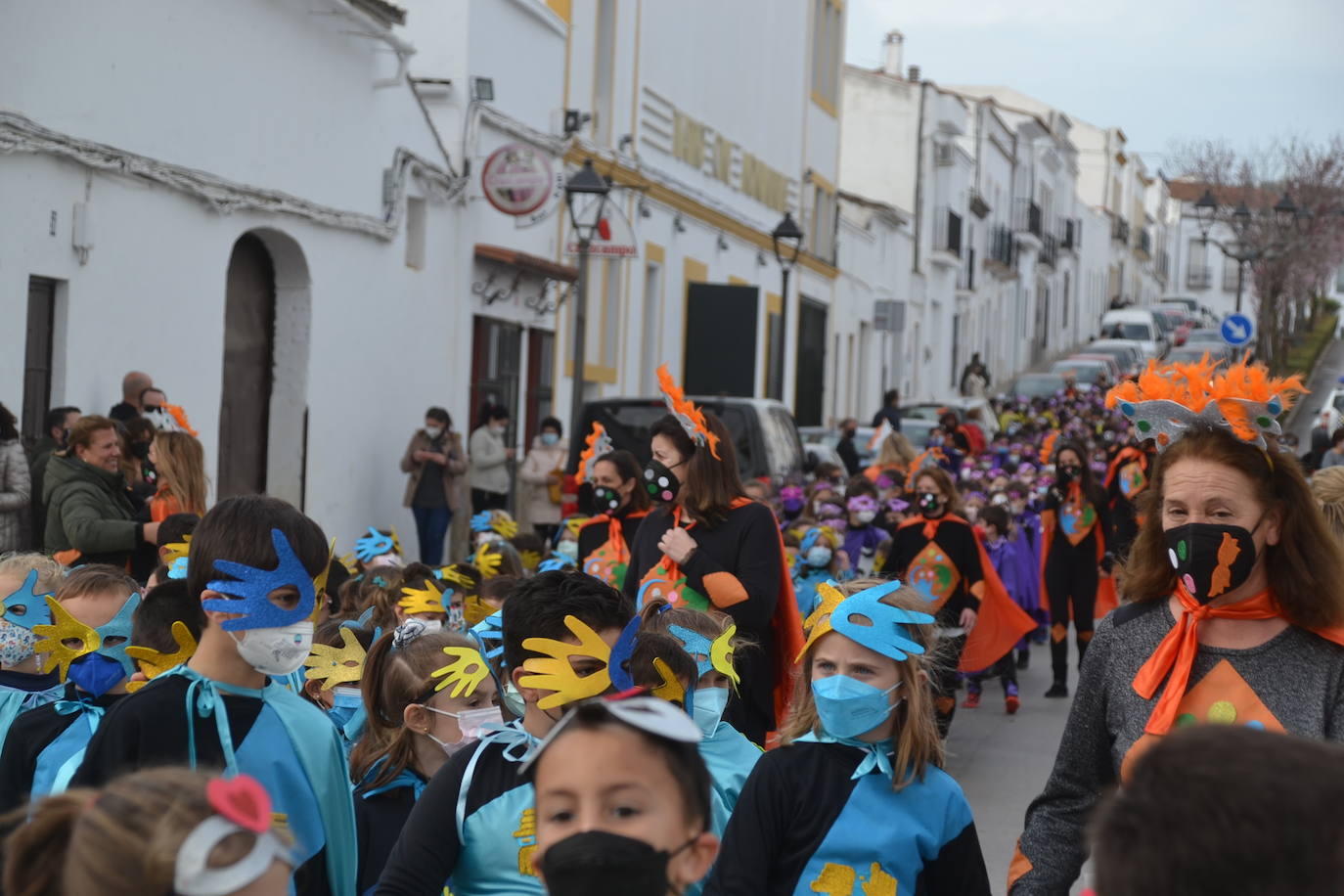 Alumnos y profesores del colegio Juan Blanco han hecho su particular desfile de Carnaval
