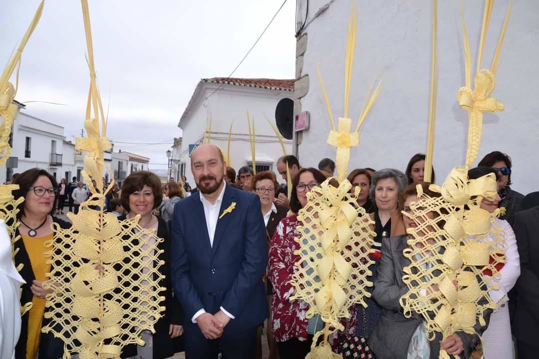 El artísta Rafael Escudero enseñará a rizar palmas en la sede de la Asociación de Vecinos del Santo Ángel