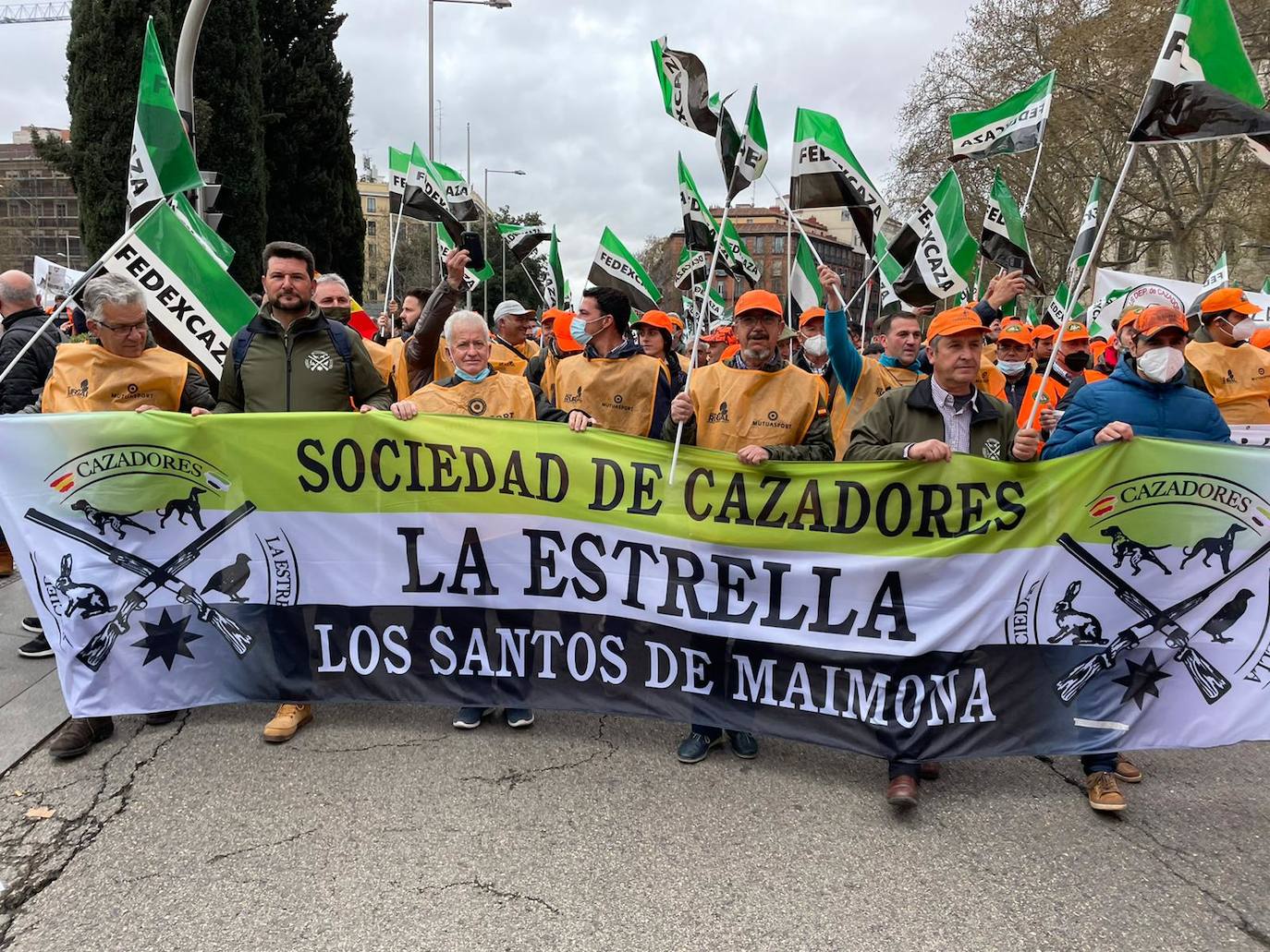 Un grupo de cazadores de Los Santos acude a la gran manifestación por la caza y lo rural en Madrid